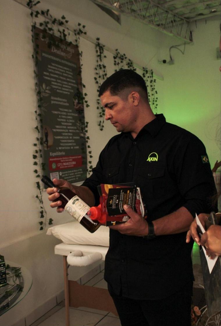 Consultor da Axin analisando produtos de um expositor