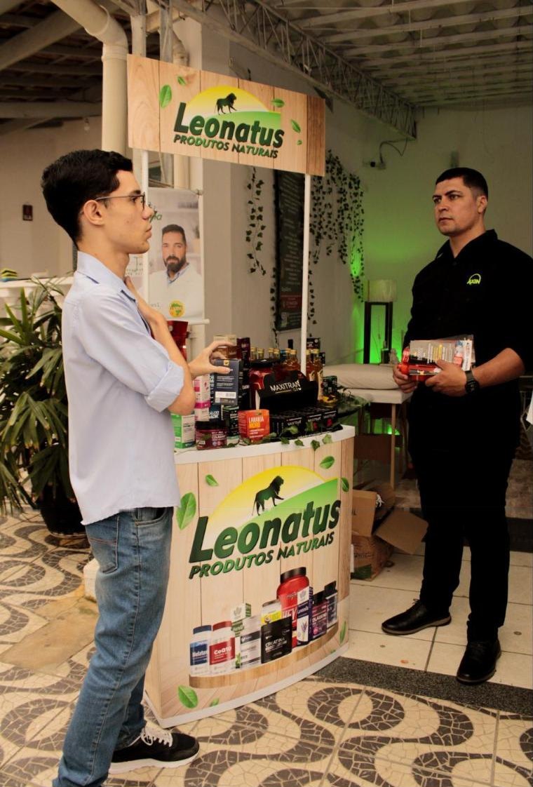 Consultor da Axin atendendo empresário no estande